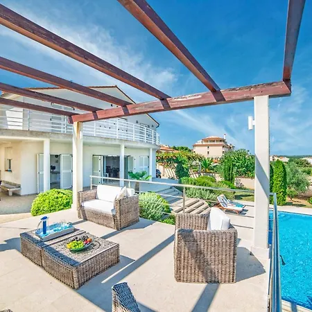 Sleeps 9 Pool Air Con Wifi Vila