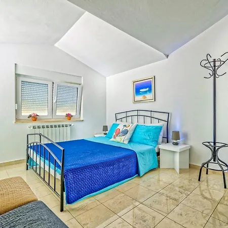 Vila Sleeps 9 Pool Air Con Wifi Liznjan