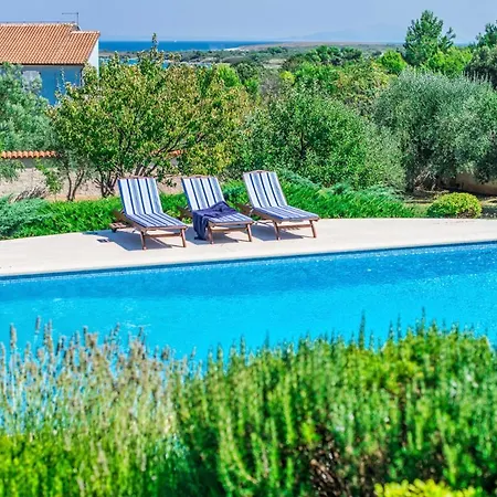 Vila Sleeps 9 Pool Air Con Wifi Liznjan