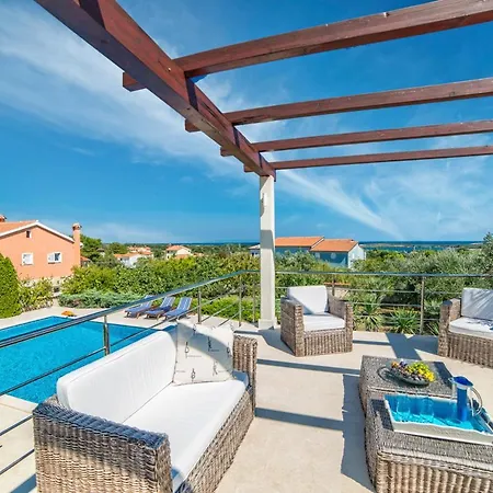 Vila Sleeps 9 Pool Air Con Wifi *