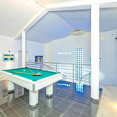 Sleeps 9 Pool Air Con Wifi * Liznjan